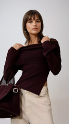 TOP MANGA LARGA CON HOMBRO DESCUBIERTO Y DOBLADILLO ASIMÉTRICO